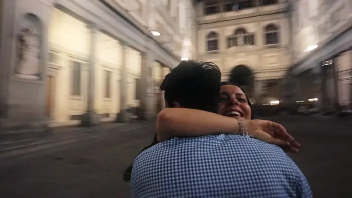 Una pareja bailando en la plaza de Gli Uffizzi en Florencia.